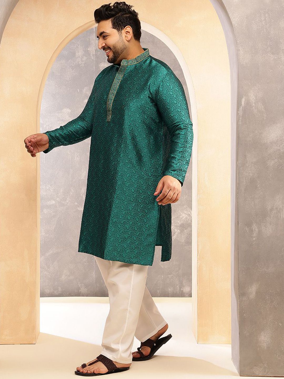 SOJANYA PLUS Men Paisley Printed Regular Kurta with Pyjamas