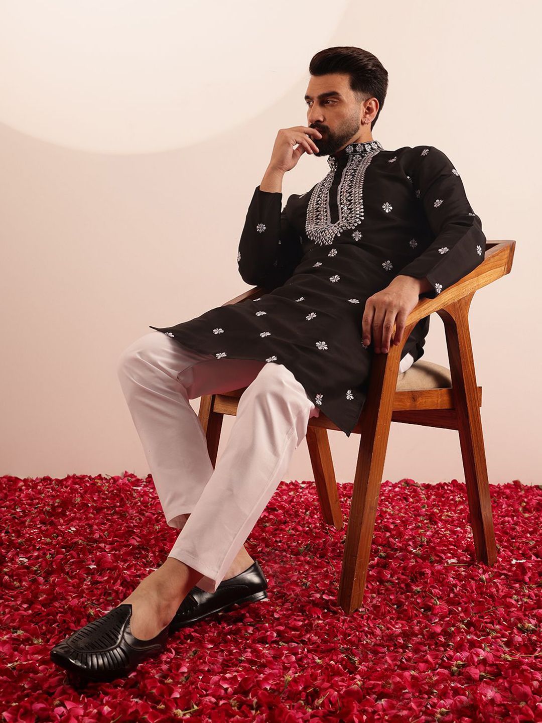 SOJANYA Men Embroidered Mirror Work Kurta