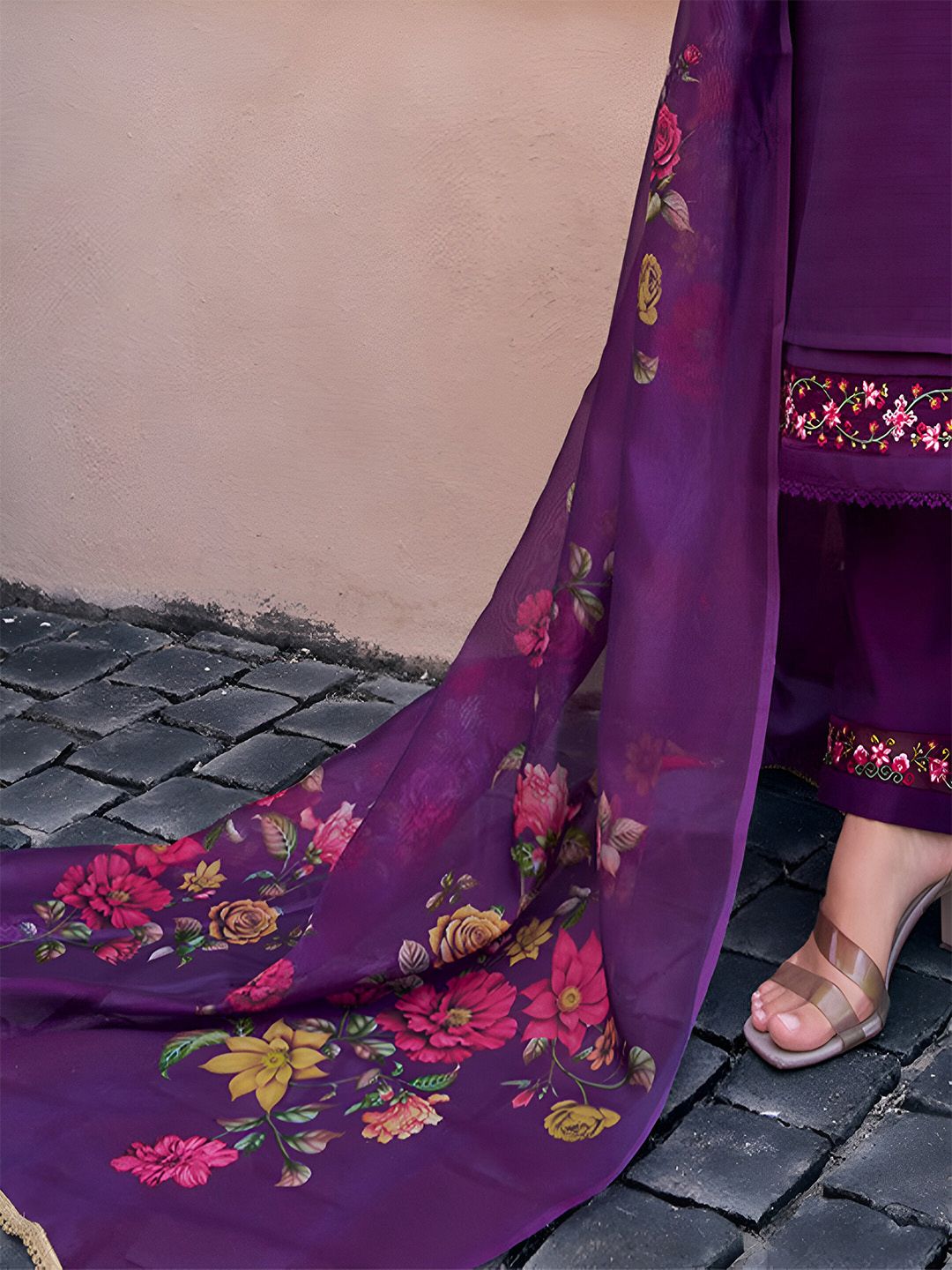 Varanga Women Floral Embroidered Regular Thread Work Kurta with Trousers & With Dupatta