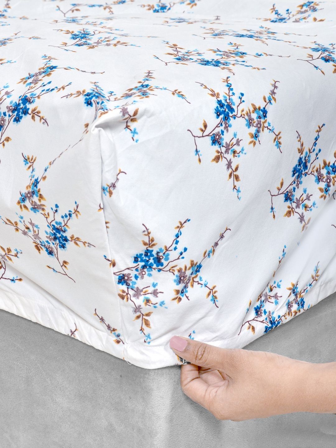 Myntra Elegant Homes White & Blue Floral 300 TC King Bedsheet with 2 Pillow Covers