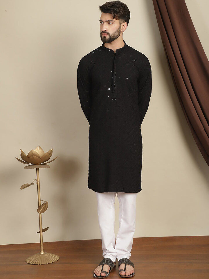 Anouk Kolar Mandarin Sulam Geometrik Kurta Lurus Kapas Labuci dengan Churidar