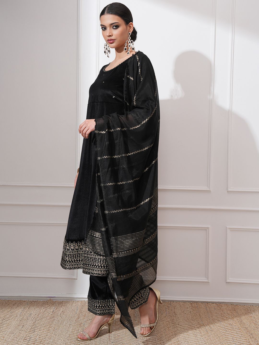 Vishudh Women Floral Embroidered Regular Kurta with Trousers & With Dupatta