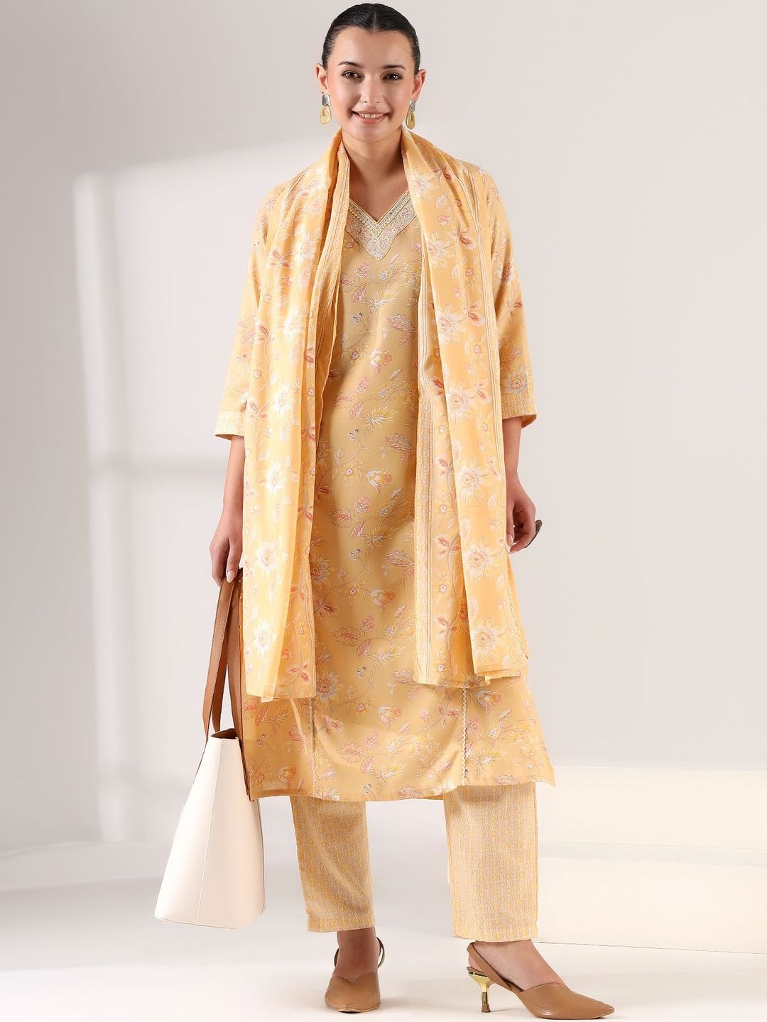 Mamicha Women Floral Printed Regular Thread Work Kurta with Trousers & With Dupatta