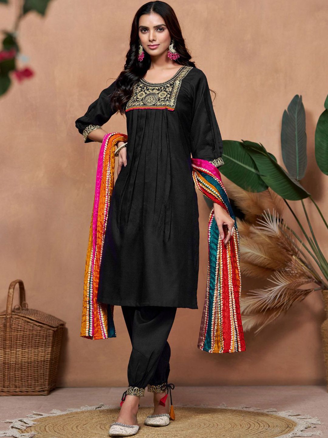 Kalini Reka Bentuk Kukus Floral Sequinned Lurus Kurta dengan Salwar & Dupatta