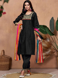 Kalini Reka Bentuk Kukus Floral Sequinned Lurus Kurta dengan Salwar & Dupatta