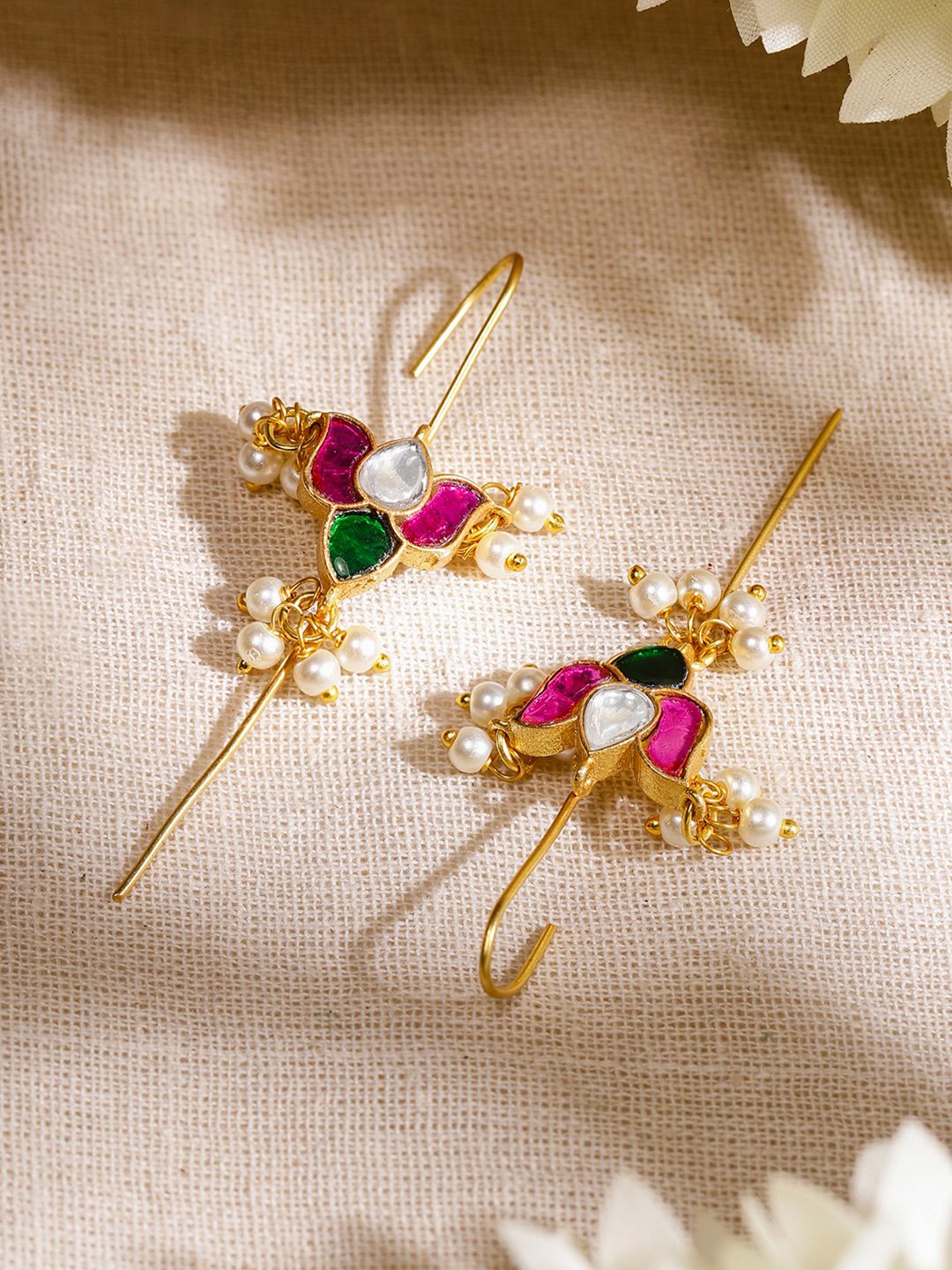 Rubans 22K Ruby berlapis emas, zamrud, kundan studded & mutiara manik berbentuk telinga berbentuk teratai
