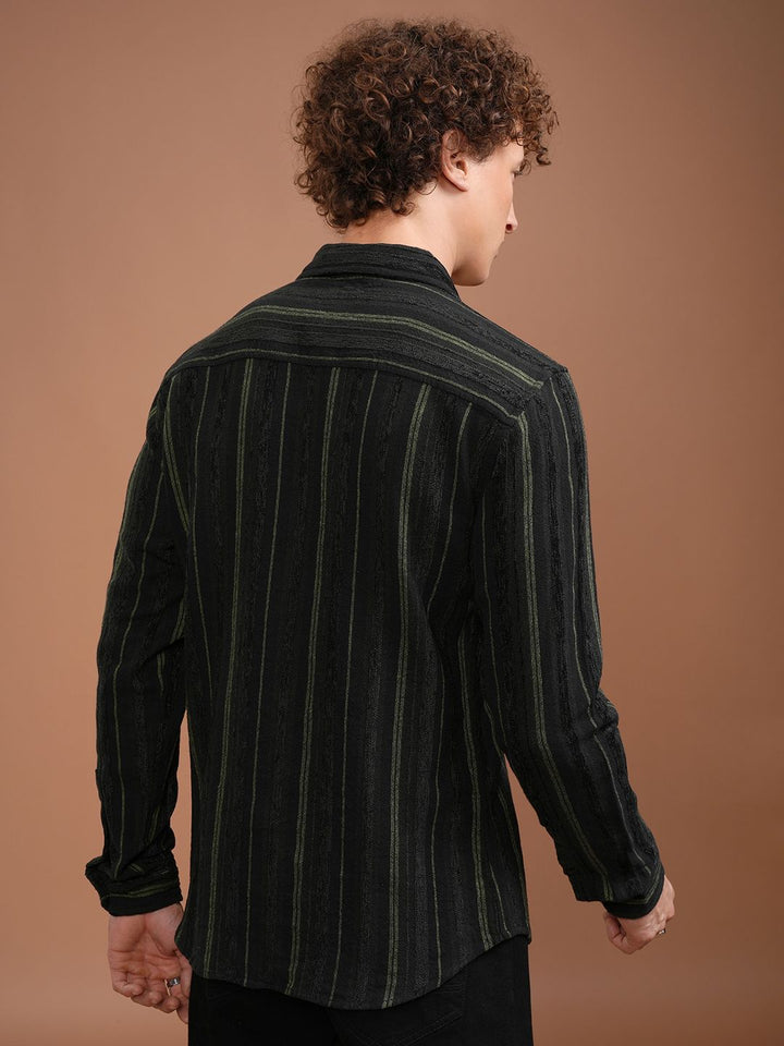 Lelaki Highlander menyebarkan baju bergaris menegak kolar