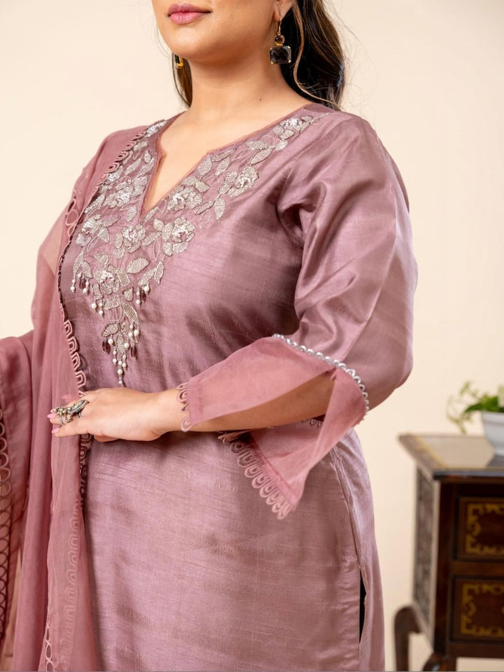 Mamicha Embroidered V-Neck Kurta Set