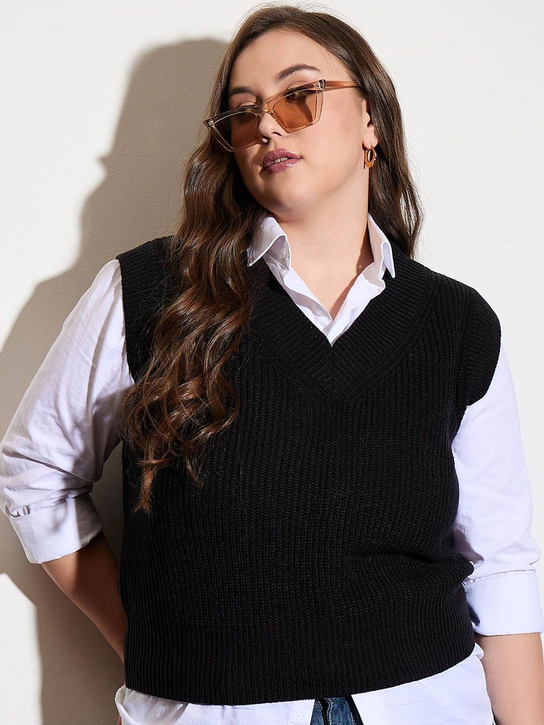 SASSAFRAS Curve Women V-Neck Sleeveless Sweater Vest