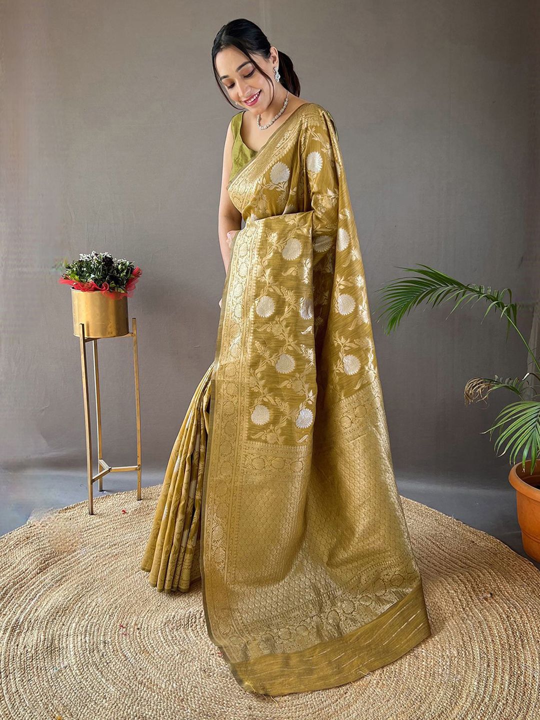 KALINI Woven Design Floral Zari Silk Blend Banarasi Saree