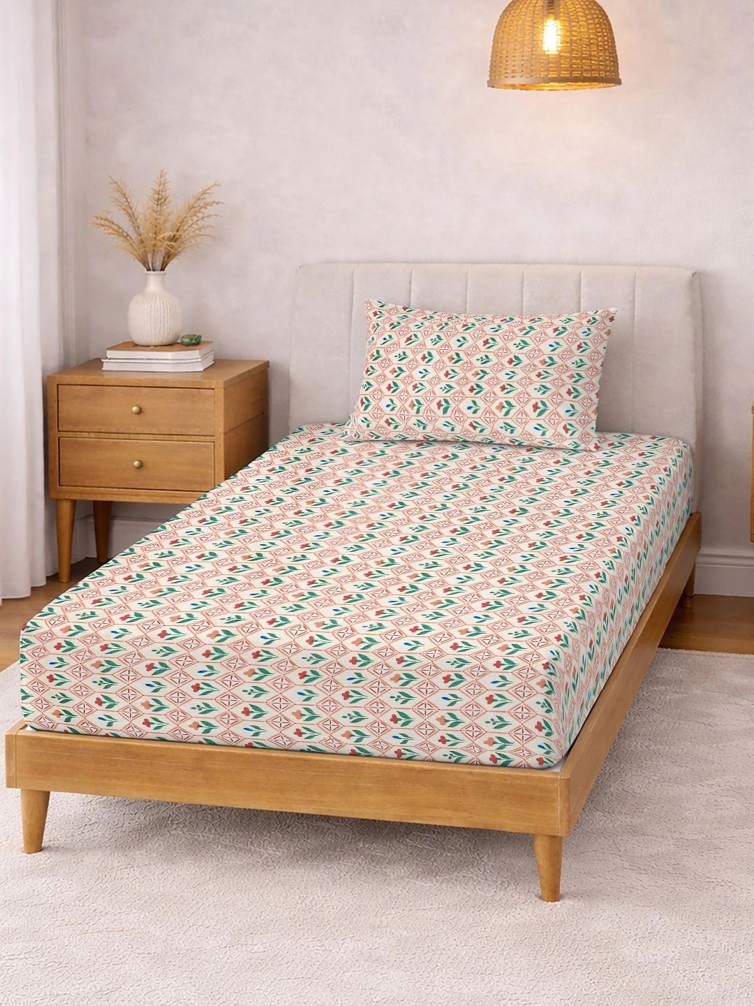Myntra Elegant Homes Floral 300 TC Cadar Bujang Berwarna Krim dengan 1 Sarung Bantal