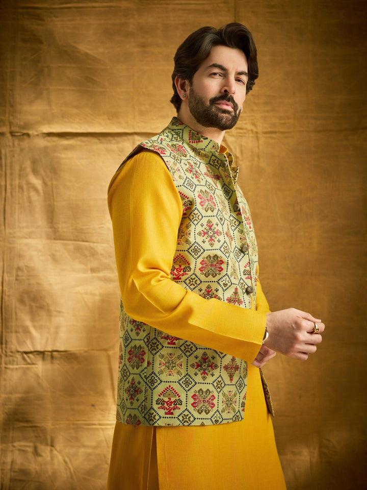 SOJANYA Band Collar Straight Kurta Dengan Churidar Dan Jaket Nehru
