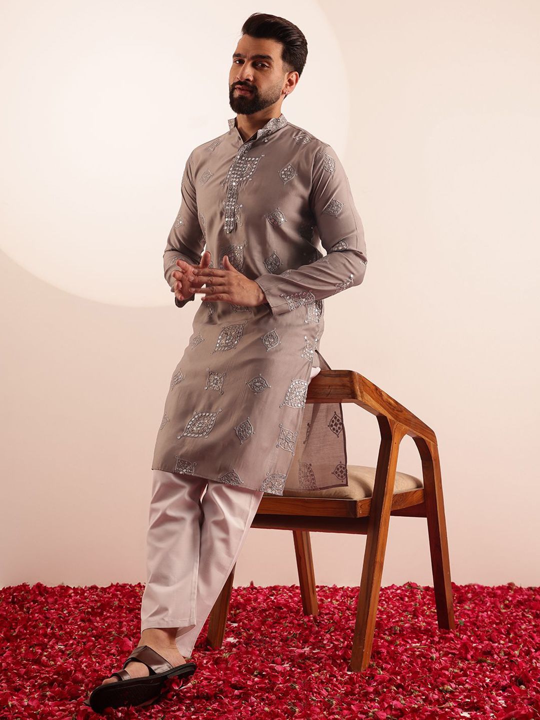 SOJANYA Men Embroidered Mirror Work Kurta