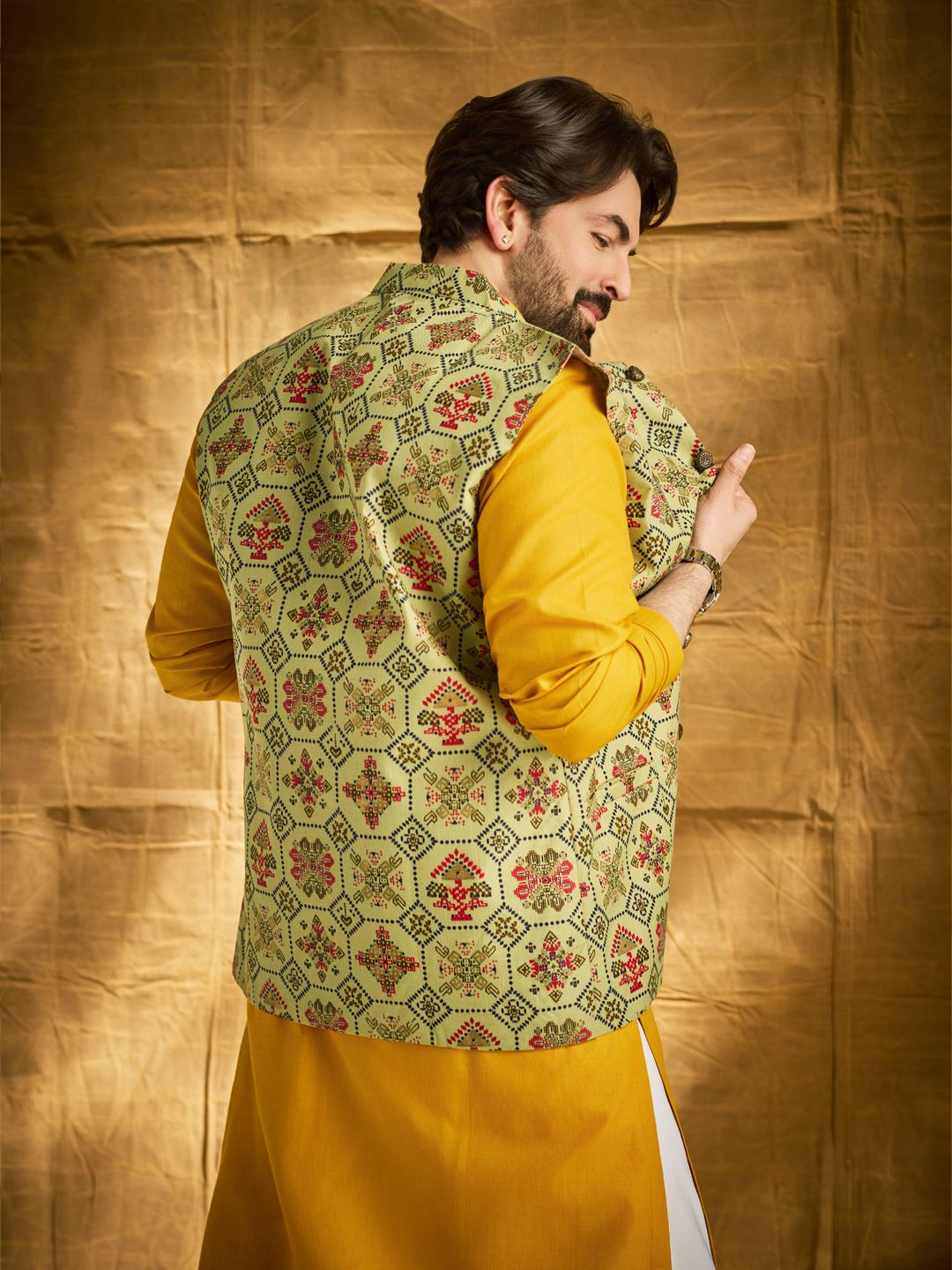 SOJANYA Band Collar Straight Kurta Dengan Churidar Dan Jaket Nehru