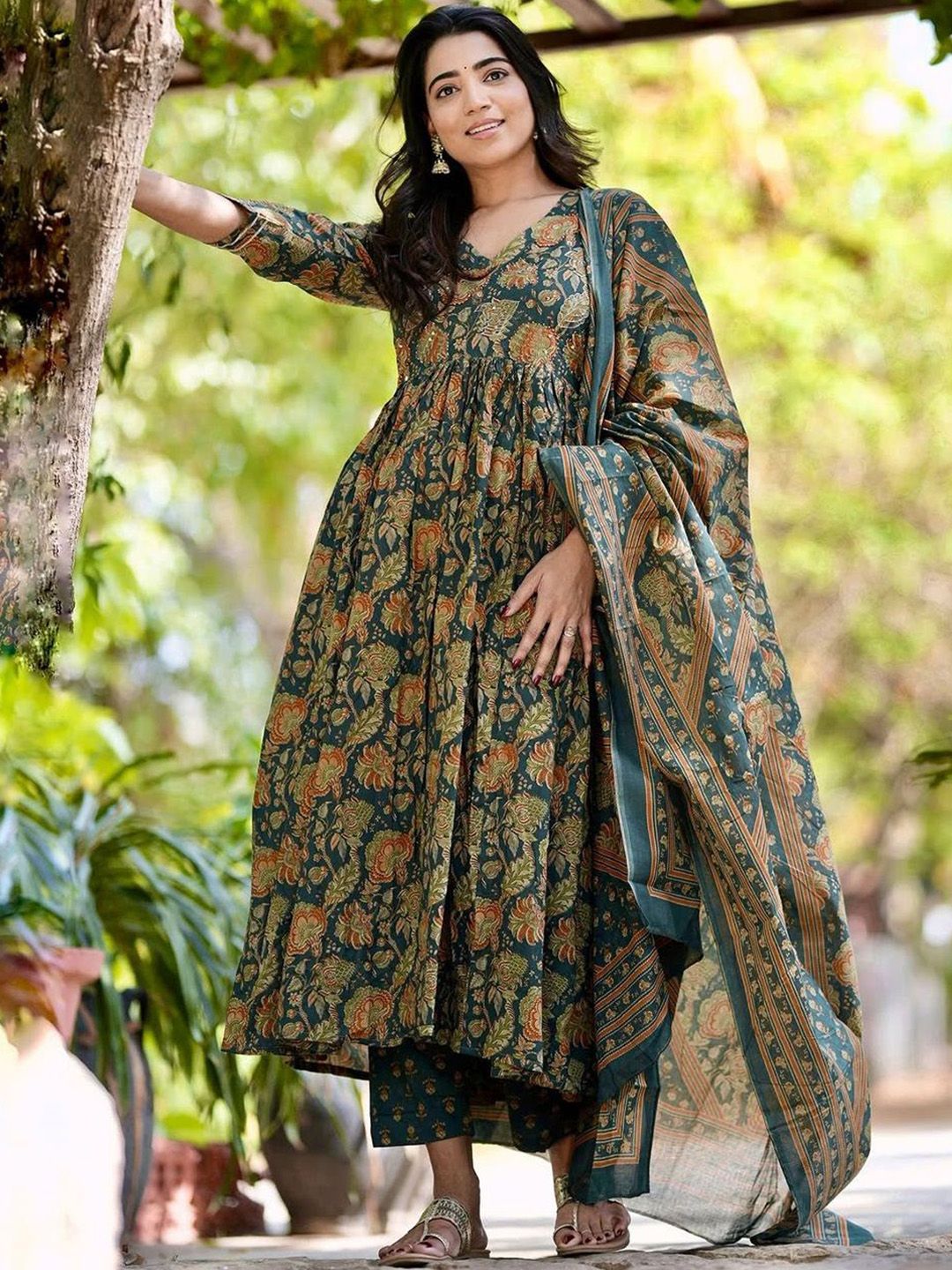 Kalini Floral dicetak Anarkali kurta dengan seluar & dupatta