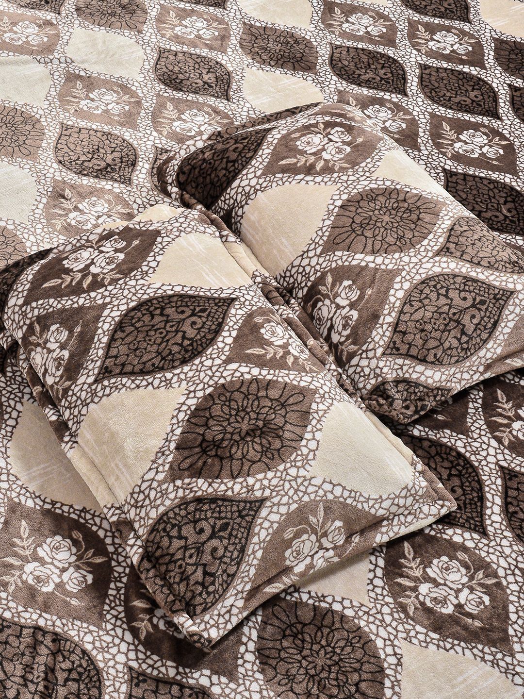 KLOTTHE Coklat Geometric Printed Dilengkapi 300 TC Woolen Bedsheet King & 2 Sarung Bantal