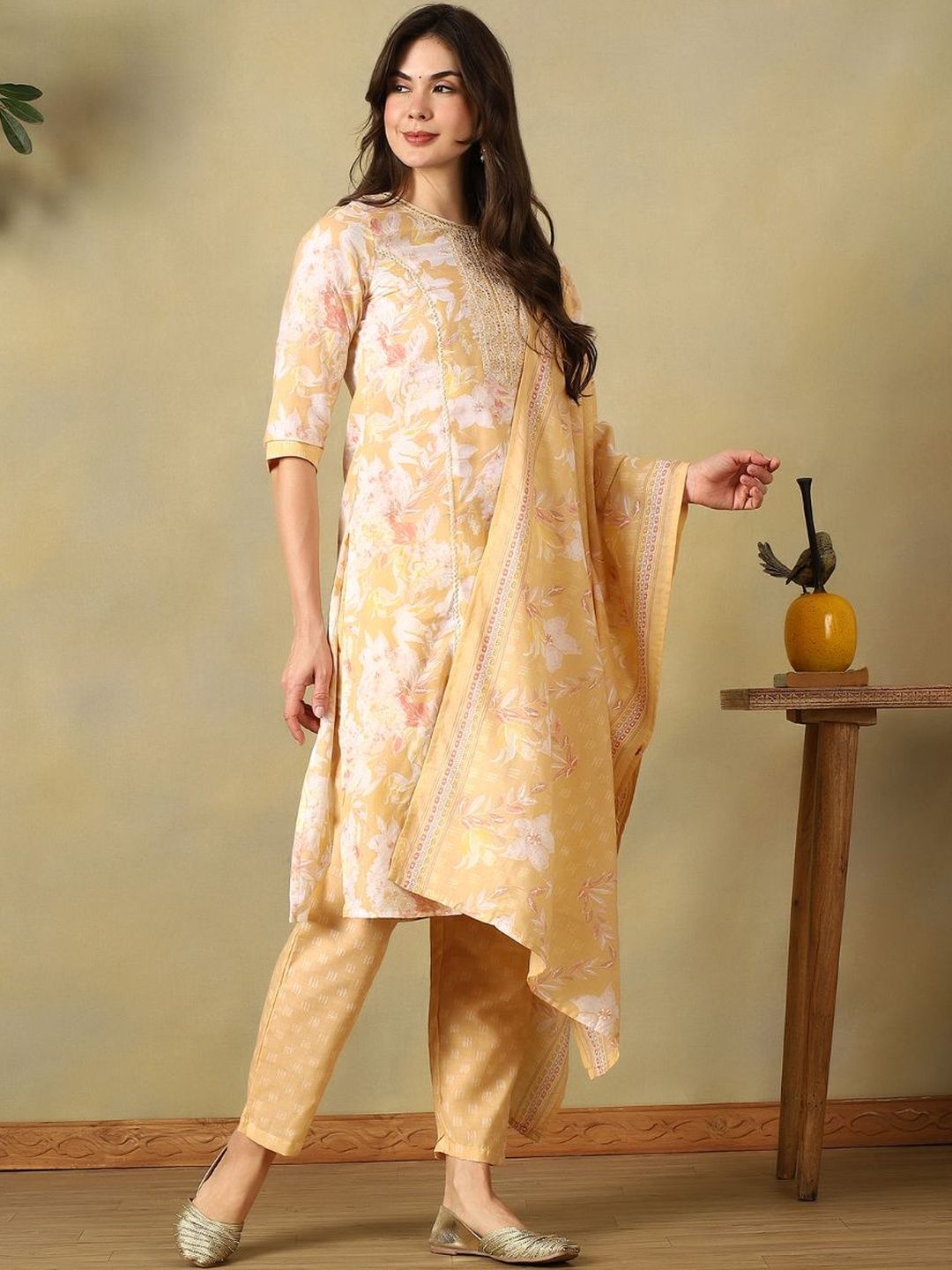 Mamicha Women Floral Printed Regular Thread Work Pure Cotton Kurta with Trousers & With Dupatta