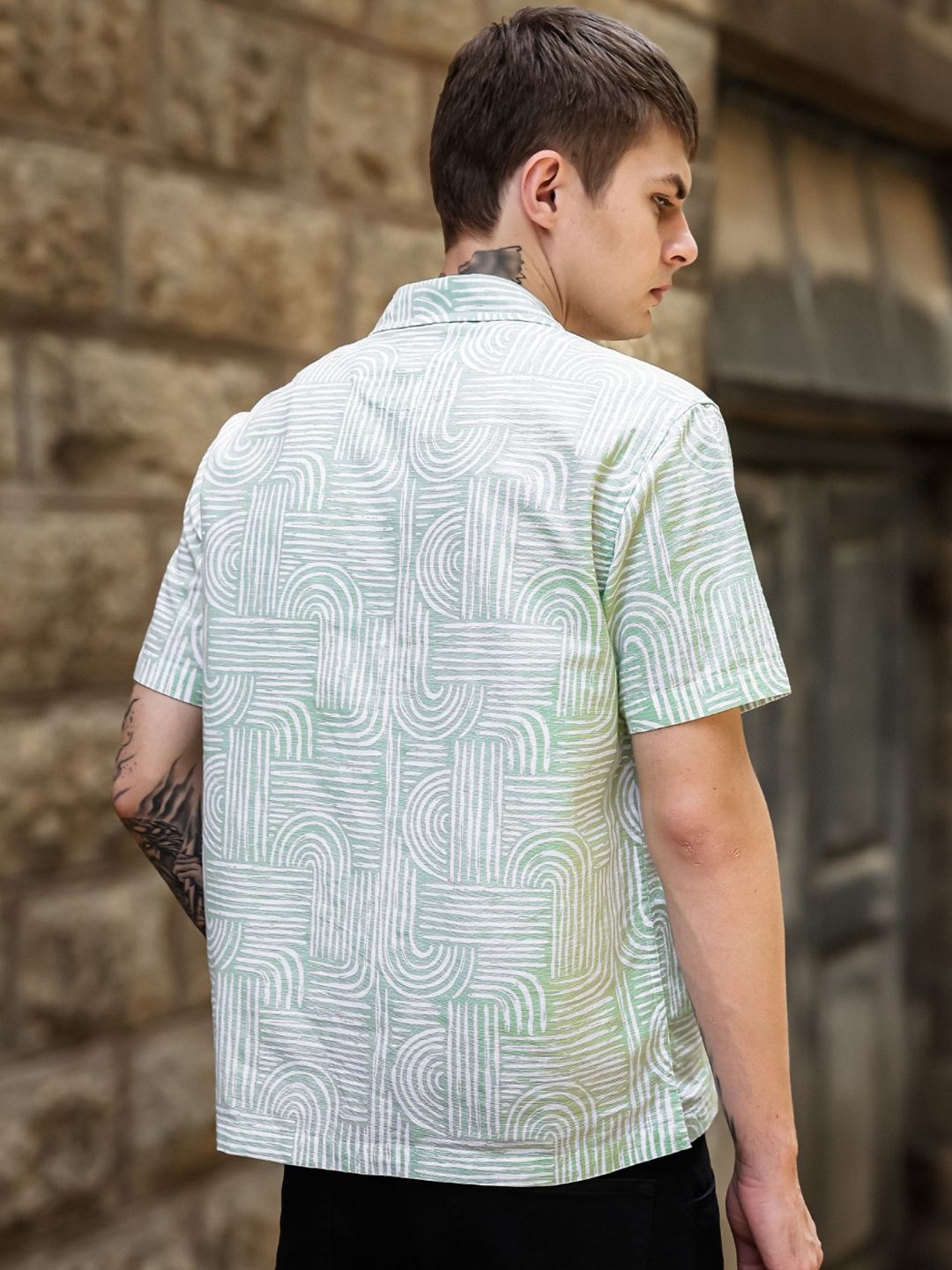 Baju Kasual Kapas Kolar Cuba Eszett Bercetak Abstrak