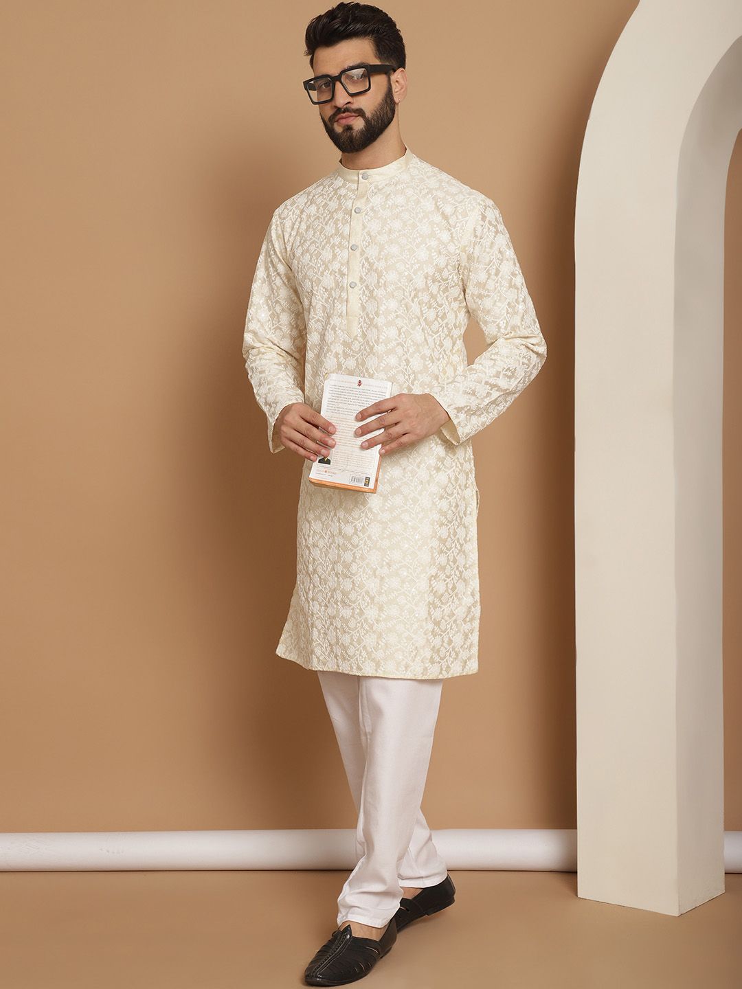 Kurta Kerja Benang Motif Etnik Berwarna Krim Lelaki Anouk