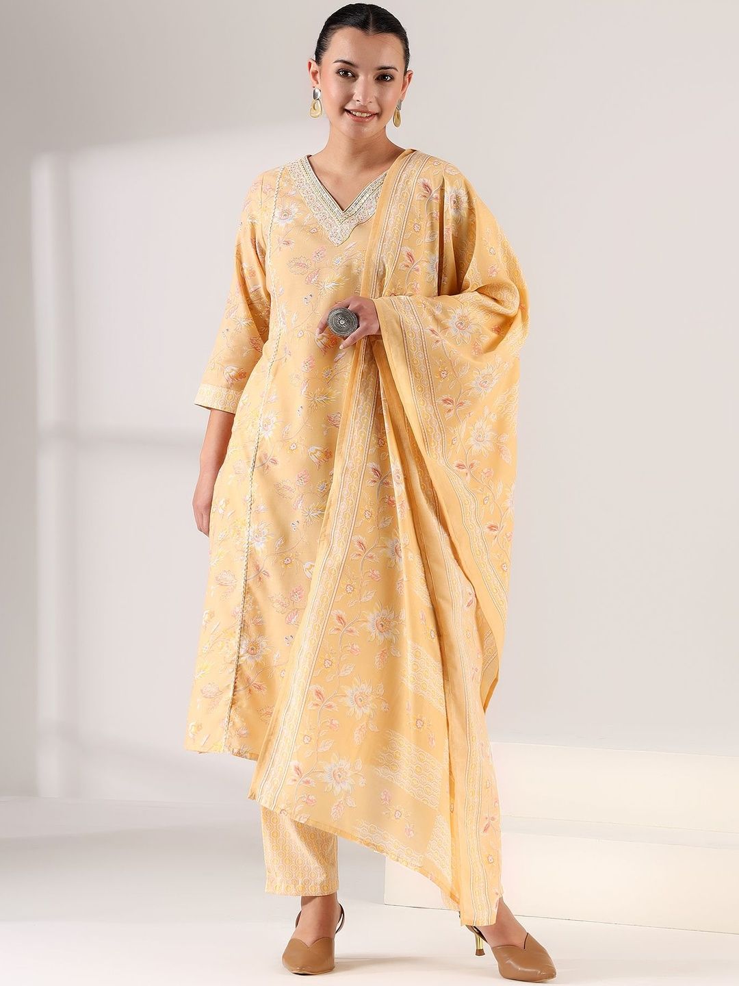 Mamicha Women Floral Printed Regular Thread Work Kurta with Trousers & With Dupatta
