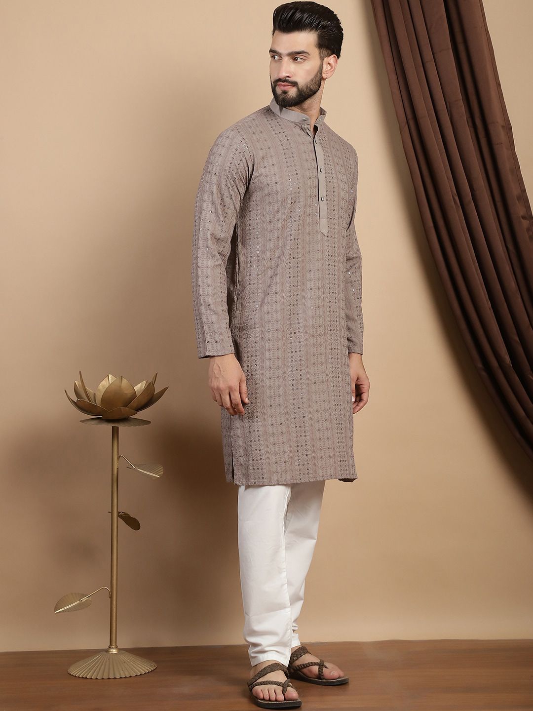 Anouk Sulam Labuci Kapas Tulen Mandarin Collar Straight Fusion Kurta dengan Churidar