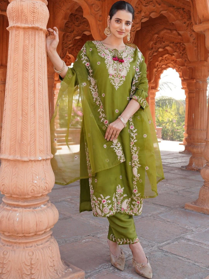 Kalini Wanita Bersulam Lurus Kurta Set