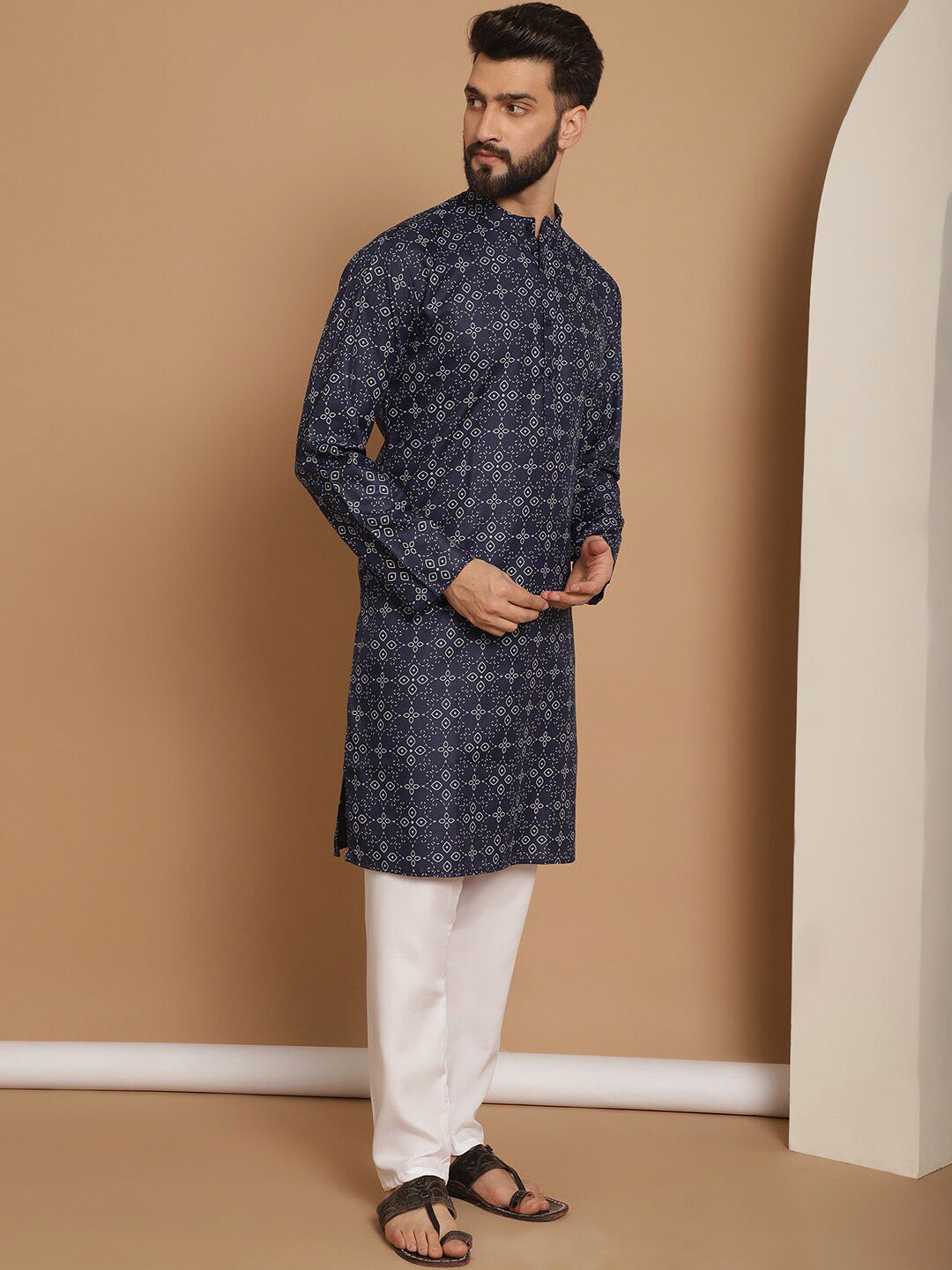 Motif Etnik Kolar Jalur Anouk Bercetak Kurta Biasa dengan Churidar