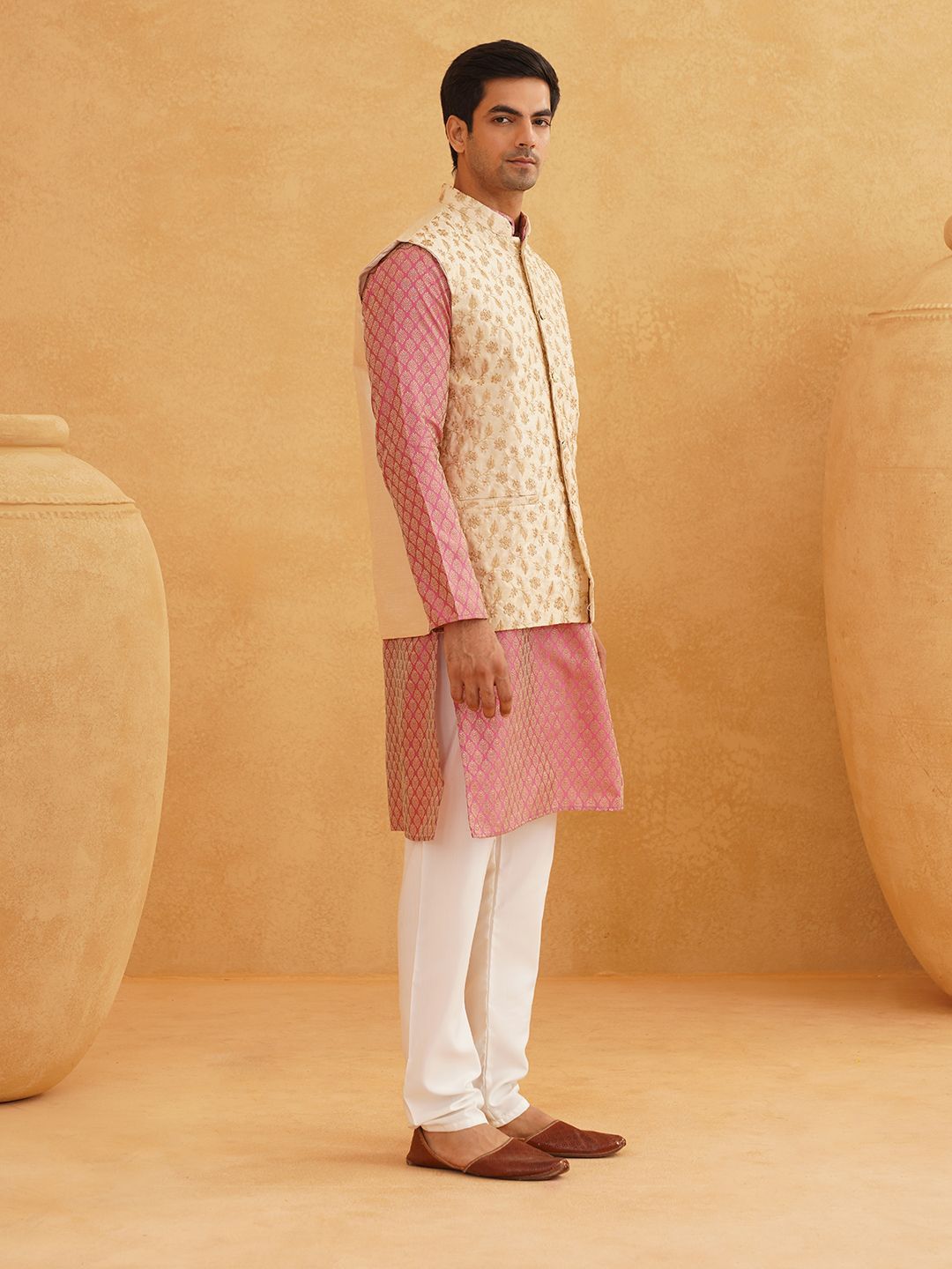 SOJANYA Motif Etnik Reka bentuk tenunan Kolar Kurta Dengan Jaket Churidar Dan Nehru