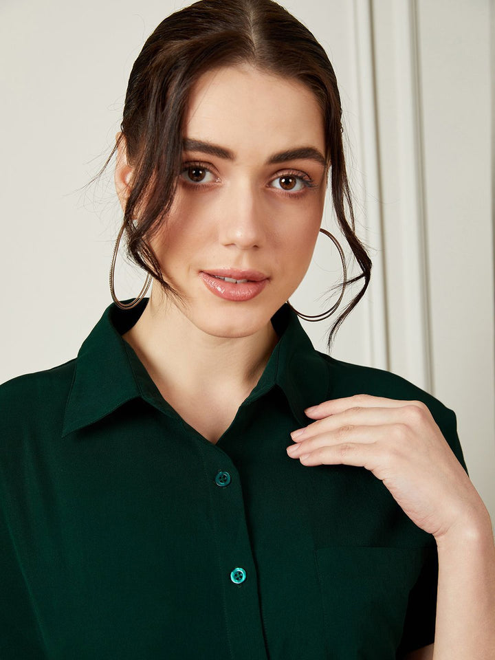 Wanita Berrylush menyebarkan baju kasual kolar