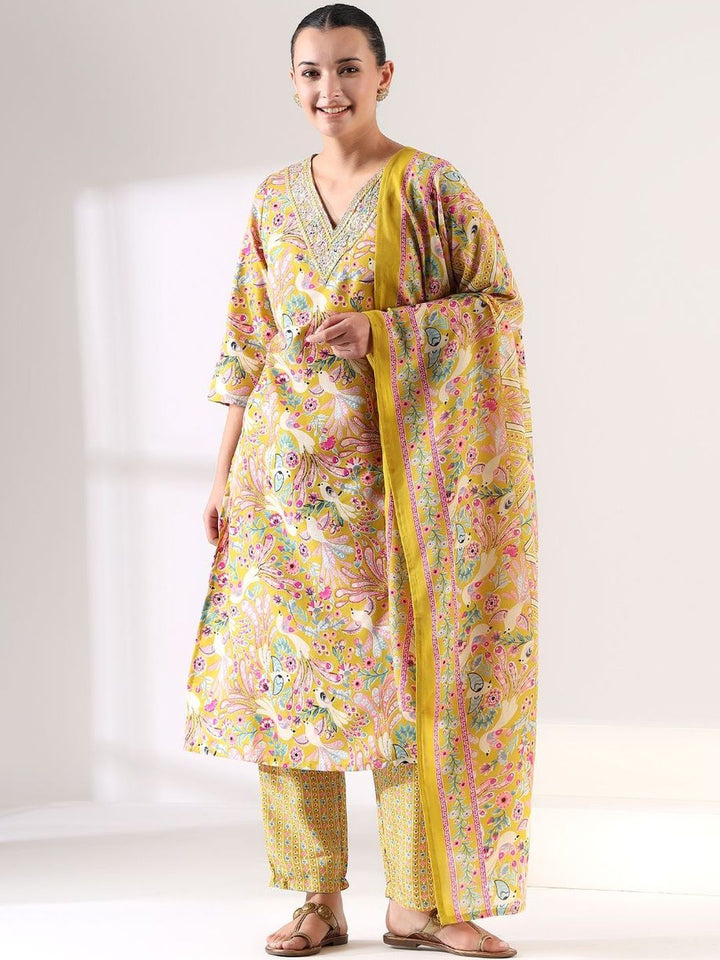 Mamicha Women Floral Printed Regular Thread Work Kurta with Trousers & With Dupatta