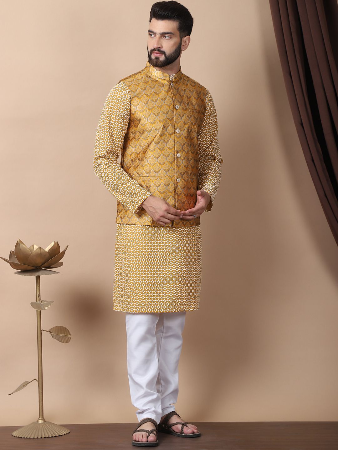 Kurta Kapas Tulen Bersulam Geometri Anouk Mustard Kuning dengan Jaket Churidar & Nehru