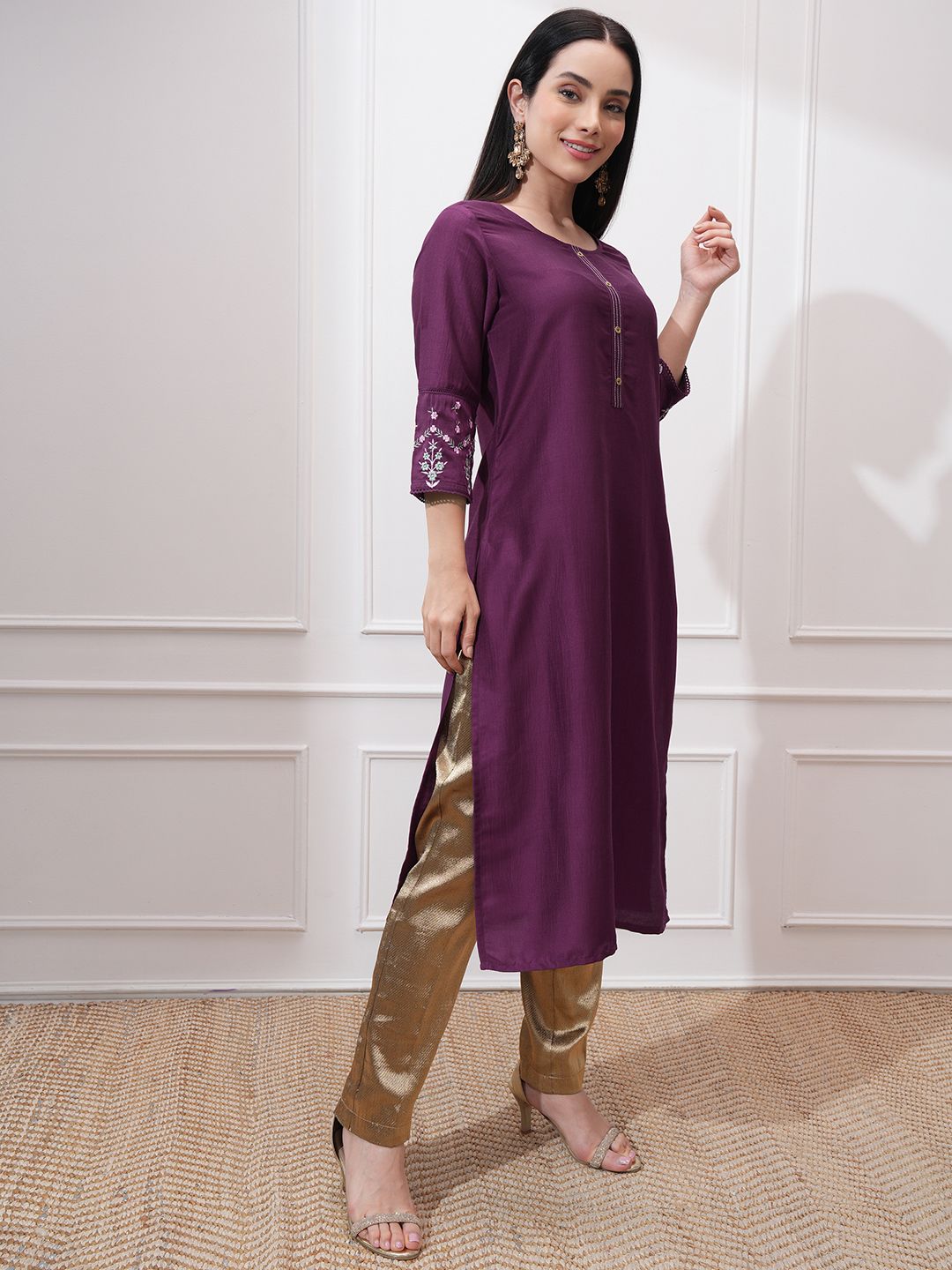 Vishudh Round Neck Three-Quarter Sleeves Thread Work Straight Kurta