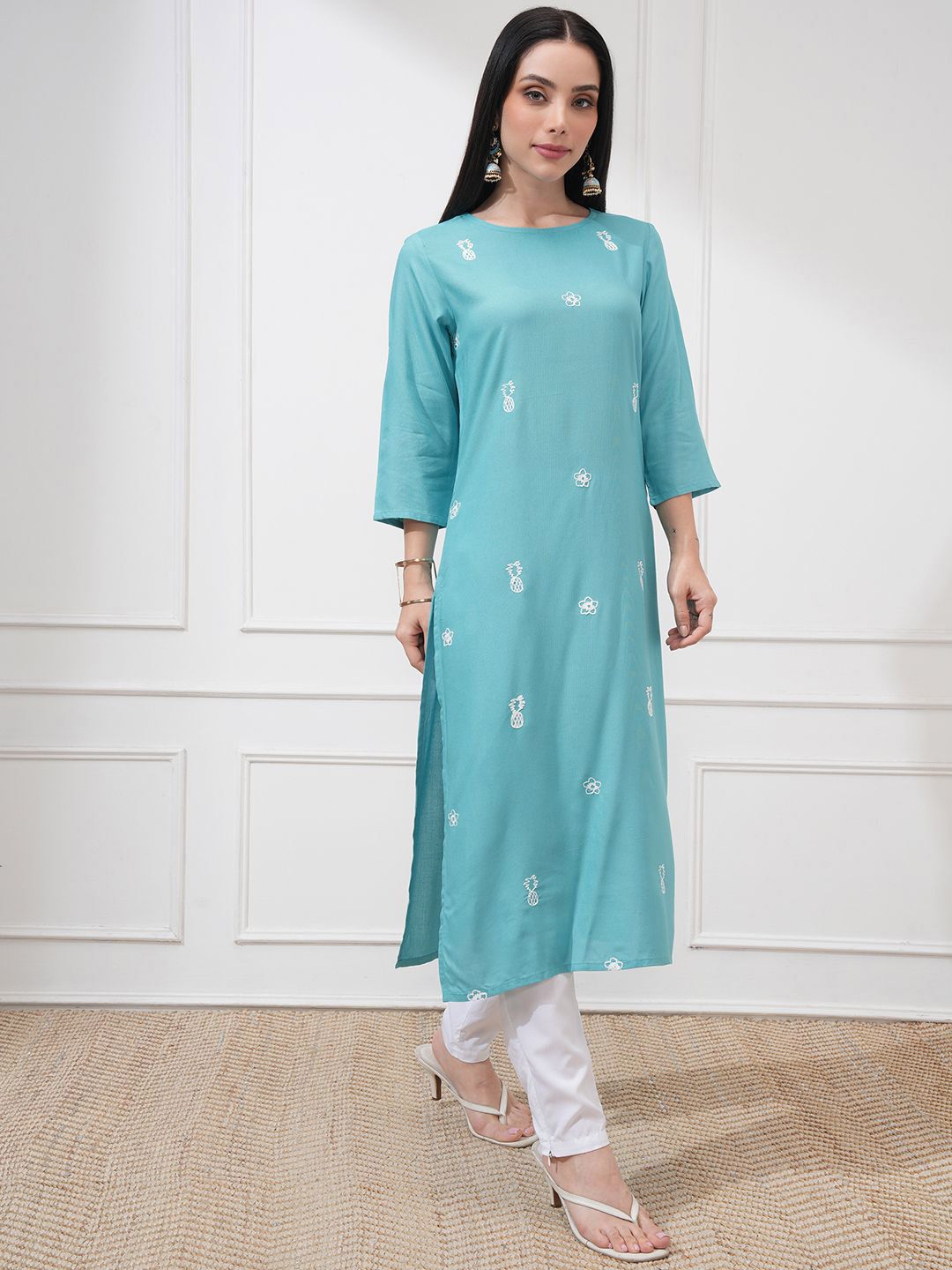Vishudh Women Embroidered Straight Kurta