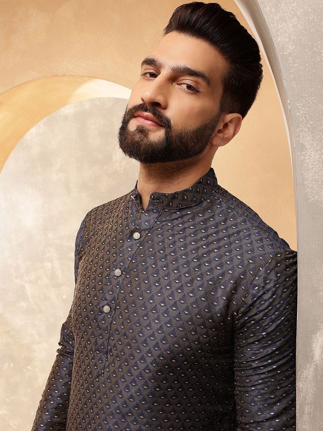 Anouk Kelabu Geometrik Bersulam Kolar Jalur Kurta Lurus