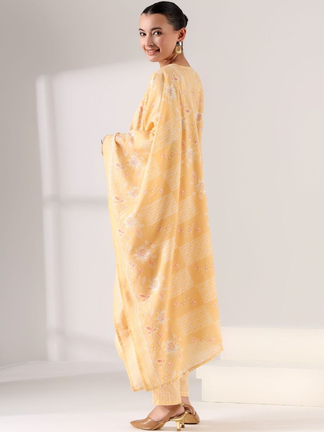 Mamicha Women Floral Printed Regular Thread Work Kurta with Trousers & With Dupatta