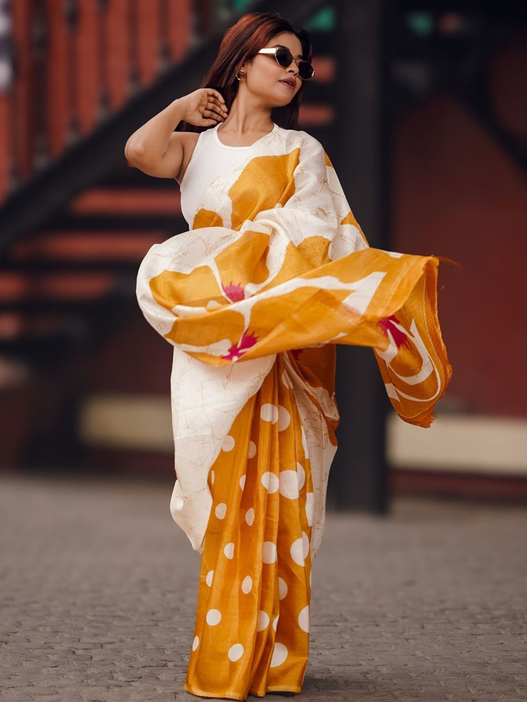 KALINI Women Abstract Printed Saree