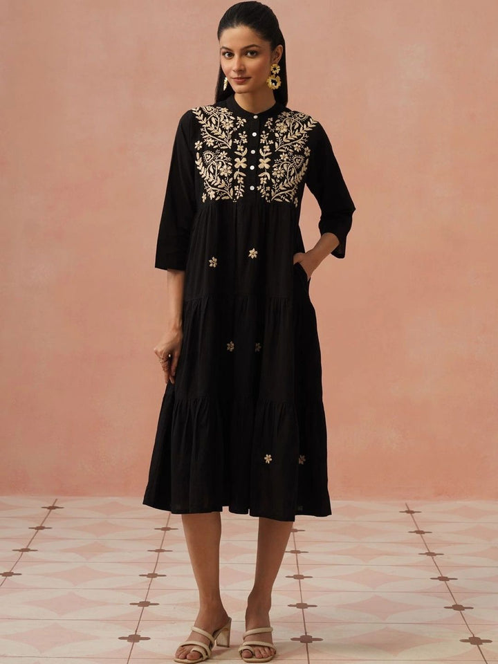 Pakaian Midi Bersulam A-Line House of Chikankari