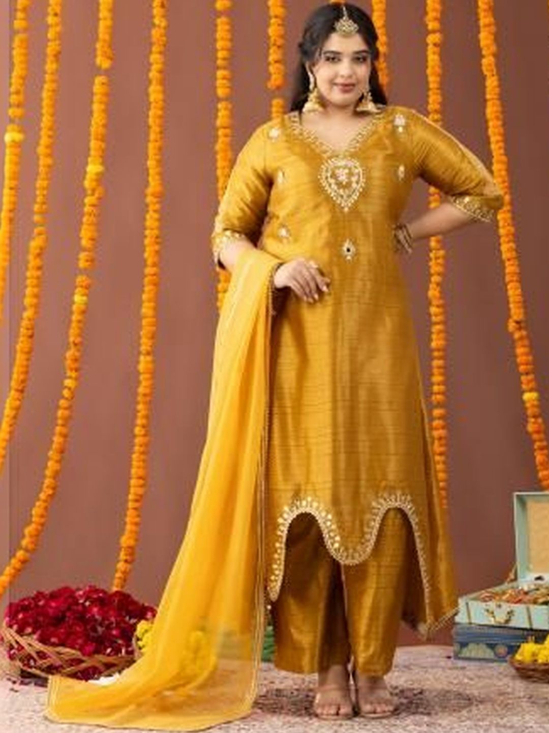 Mamicha Women Floral Embroidered Regular Kurta with Trousers & With Dupatta