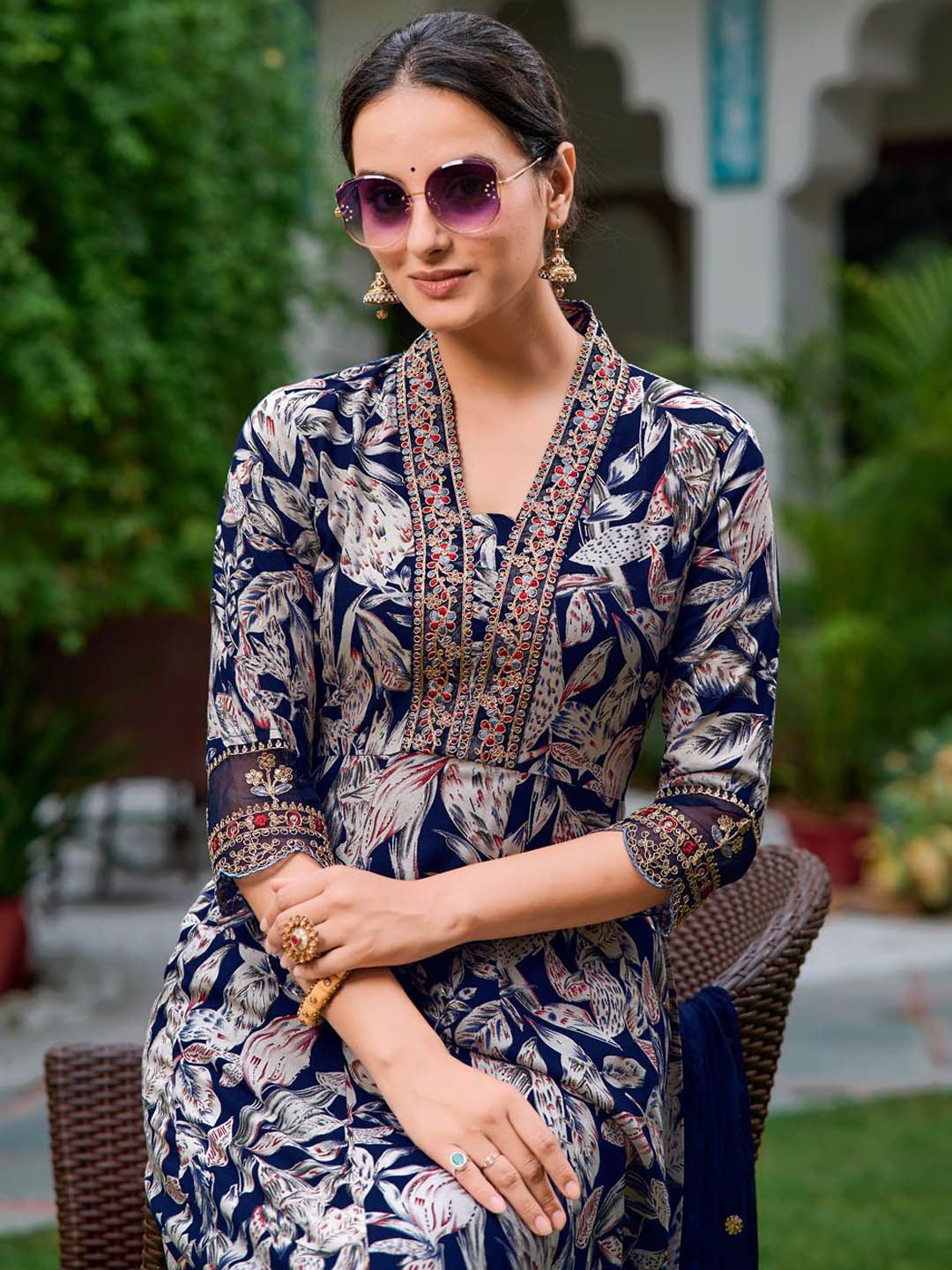 Kalini Floral Printed Thread Work Anarkali kurta dengan Palazzos & Dupatta