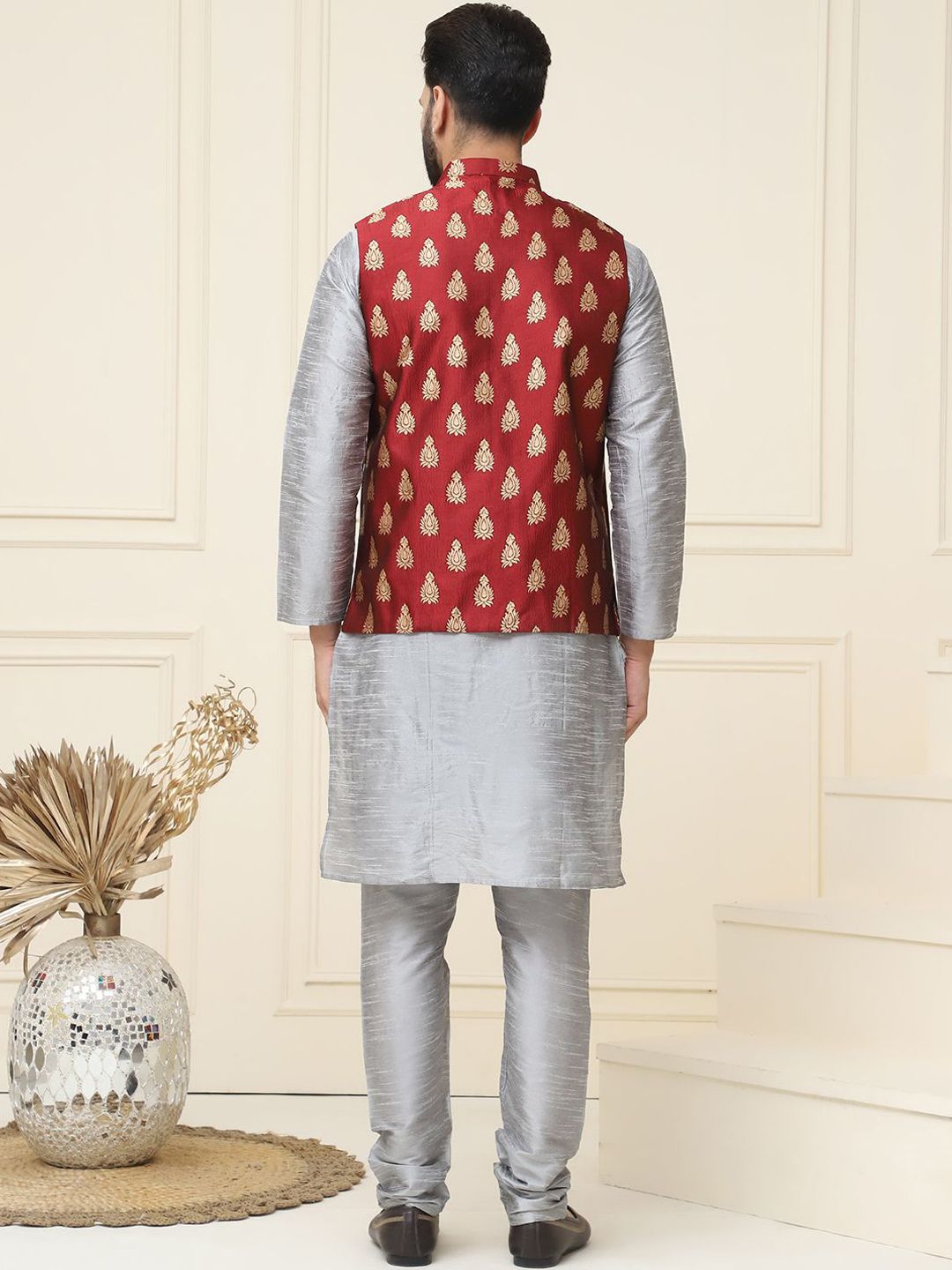 SOJANYA Mandarin Collar Silk Cotton Straight Kurta dengan jaket Churidar & Nehru