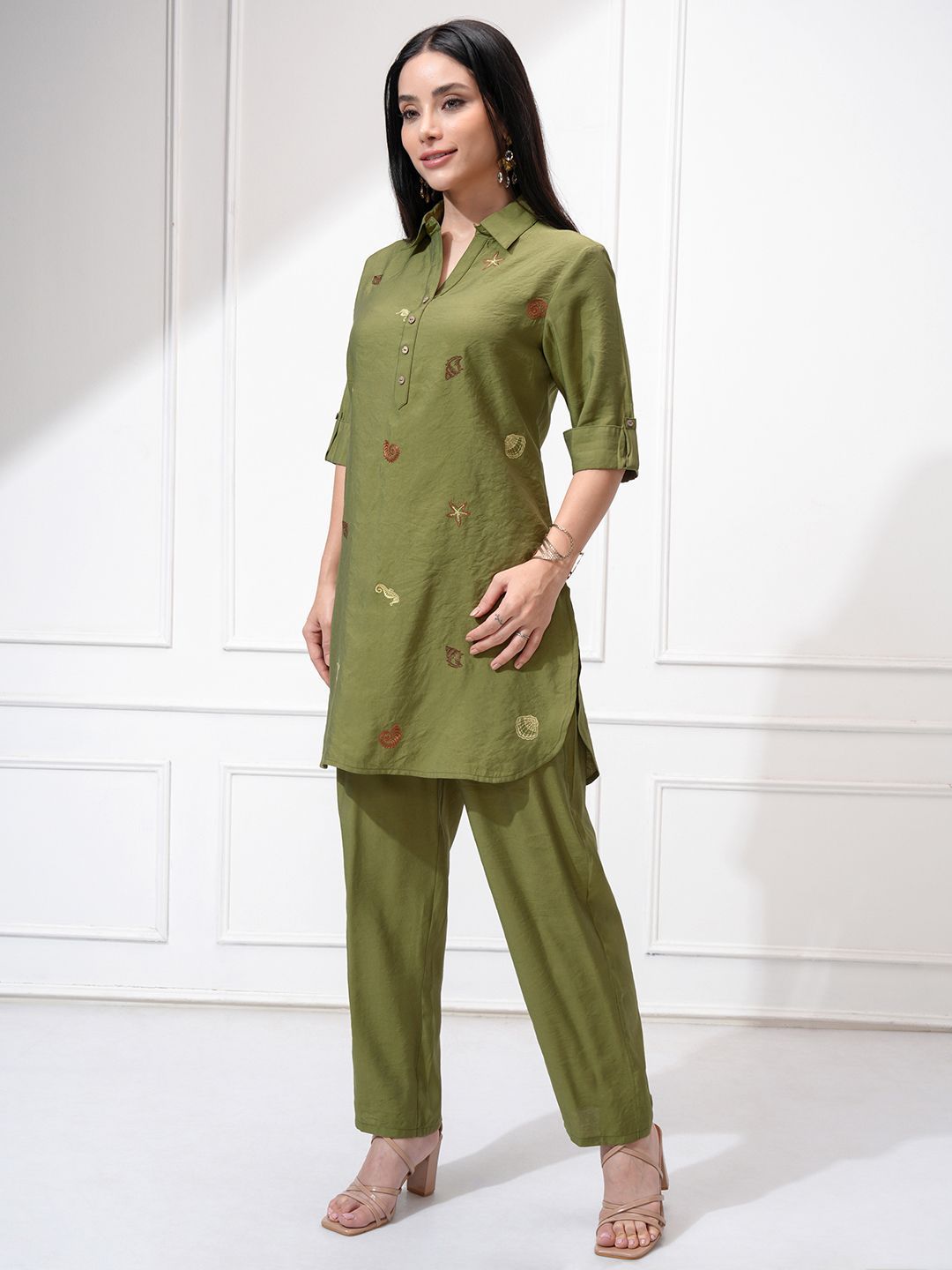 Vishudh Women Embroide Tunic With Trouser Co-Ord Set