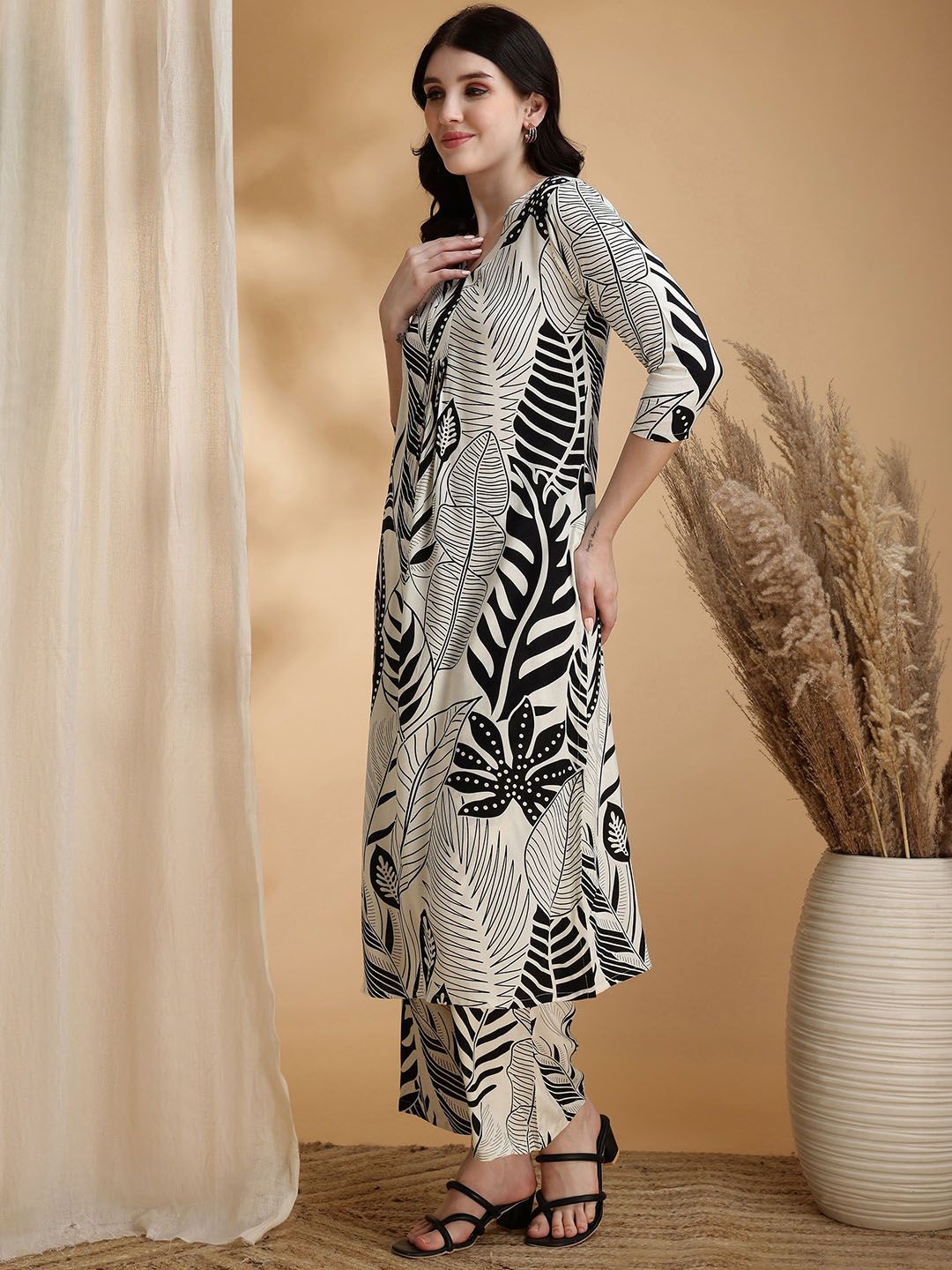 KALINI Women  Printed Regular Kurta with Palazzos