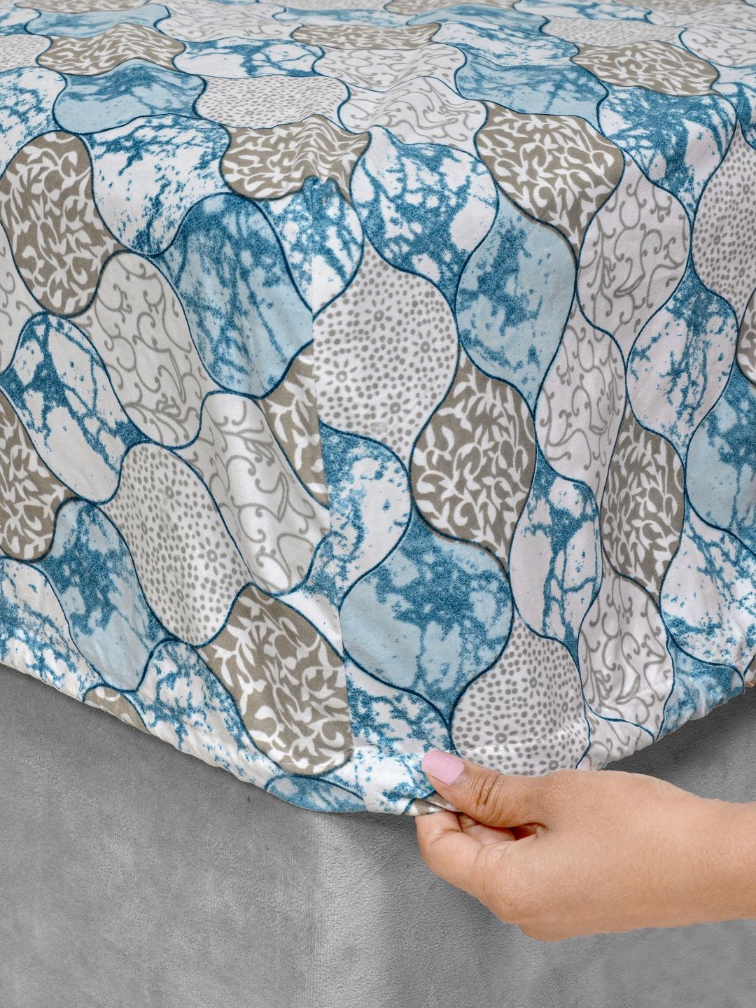 KLOTTHE Blue Geometric Polycotton 300 TC Fitted King Fine Bedsheet with 2 Pillow Covers-98 x 89 inches