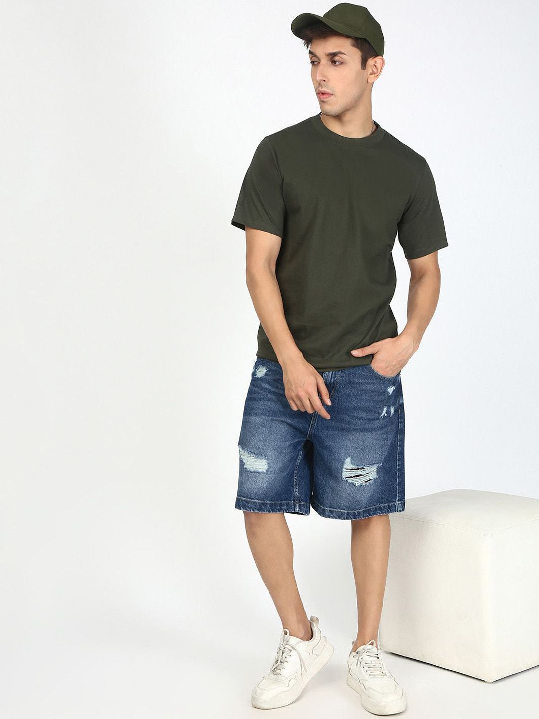 Bene Kleed Men Relaxed Distressed Denim Shorts