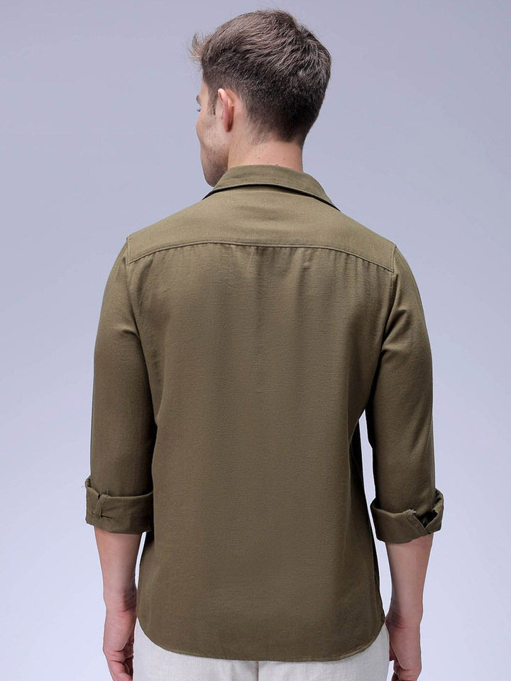 Lelaki Garage Co India yang sesuai dengan baju resort pepejal