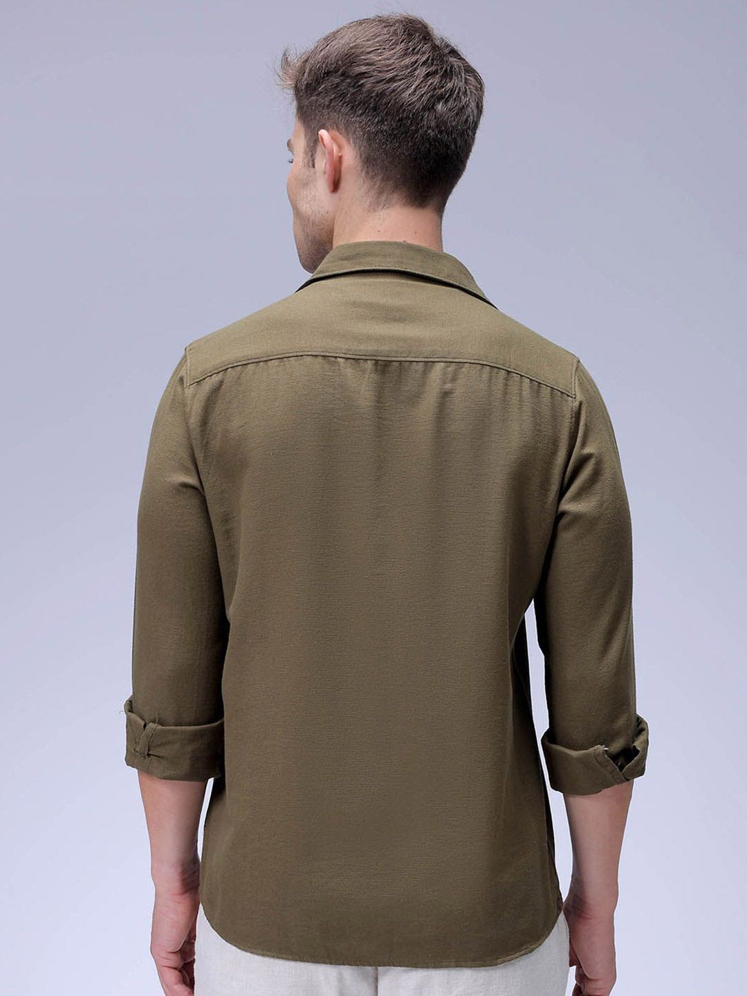 Lelaki Garage Co India yang sesuai dengan baju resort pepejal