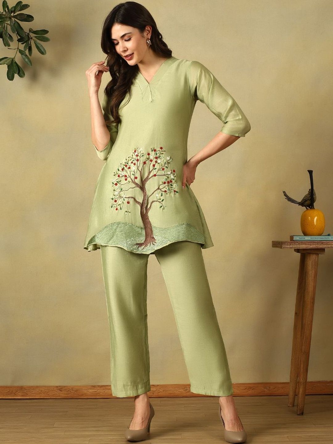 Mamicha Women Ethnic Motifs Embroidered Regular Thread Work Kurti with Trousers