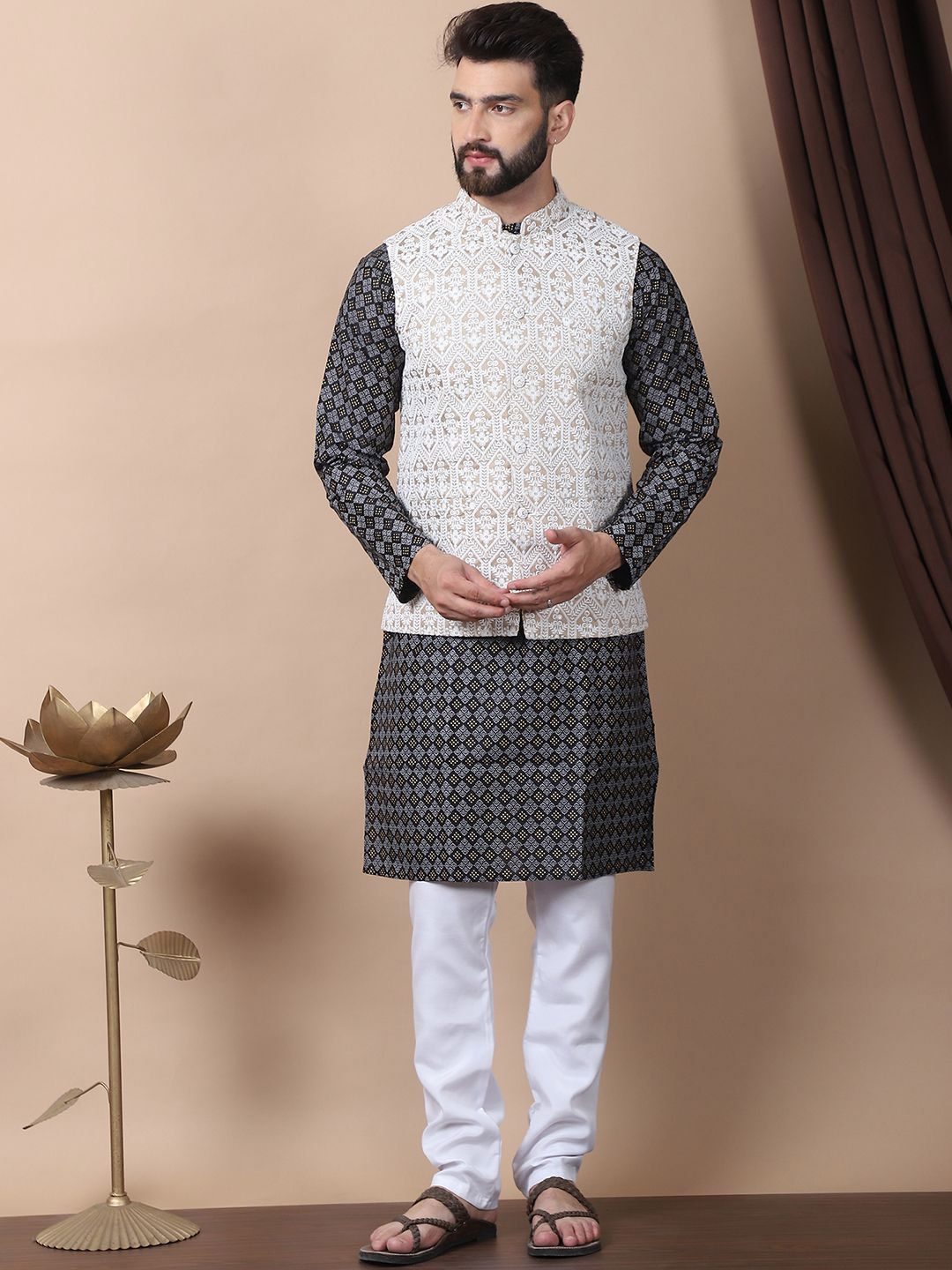 Kurta Kolar Mandarin Bercetak Motif Etnik Hitam Anouk dengan Jaket Churidar & Nehru