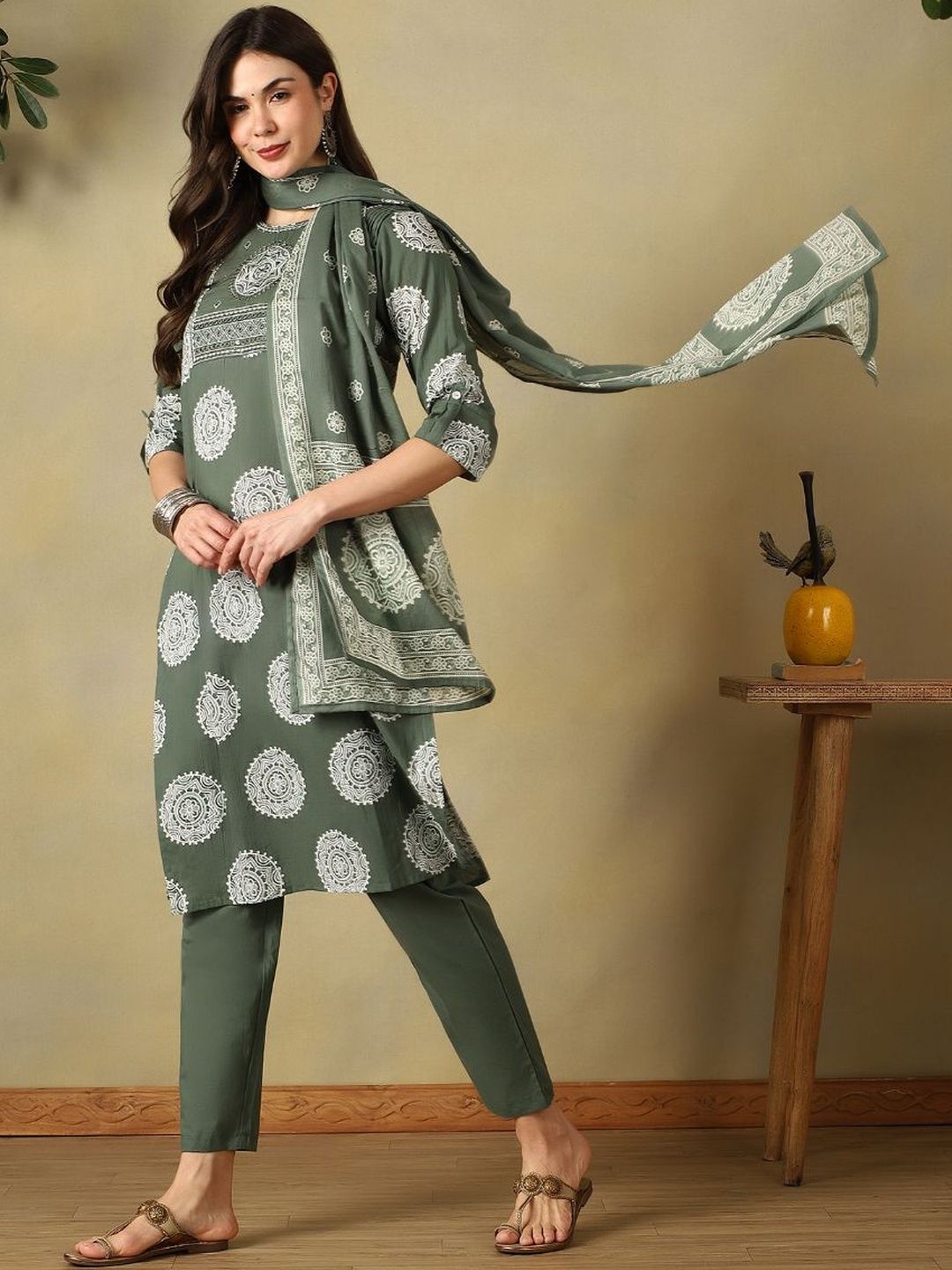 Mamicha Women Ethnic Motifs Printed Regular Thread Work Pure Cotton Kurta with Trousers & With Dupatta