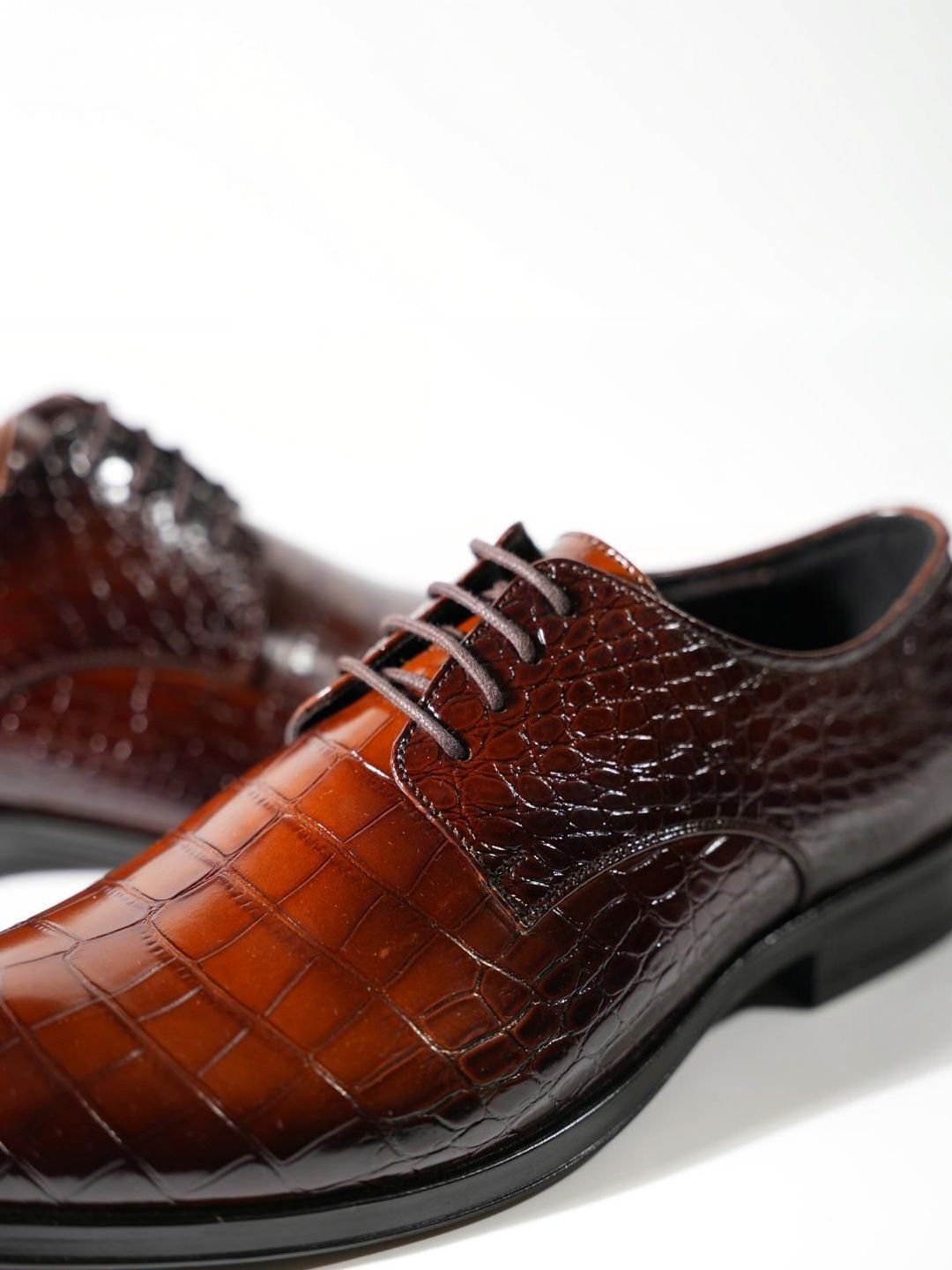 Monkstory Glossy Croc-Effect Lace-Up Oxfords - Coklat Burnish